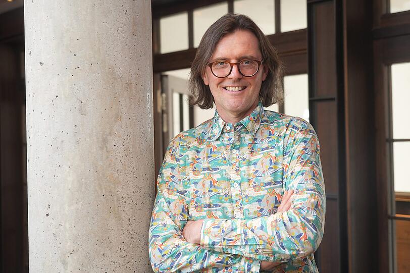 Unterstützung beim Redenschreiben bekommt Stephan Zinner von Co-Autor Martin Zeltner. Der ist kurzfristig für den erkrankten Thomas Lienenlüke eingesprungen. Unterstützung beim Redenschreiben bekommt Stephan Zinner von Co-Autor Martin Zeltner. Der ist kurzfristig für den erkrankten Thomas Lienenlüke eingesprungen.