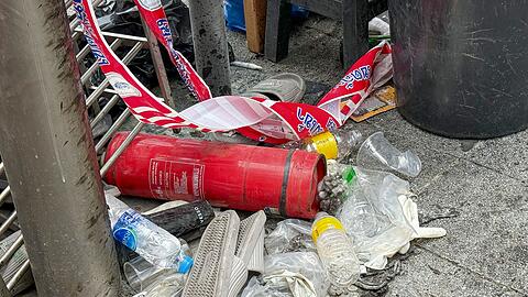 Feuerl&ouml;scher und Plastiksandalen lagen am Tag nach der Trag&ouml;die vor dem Pub.