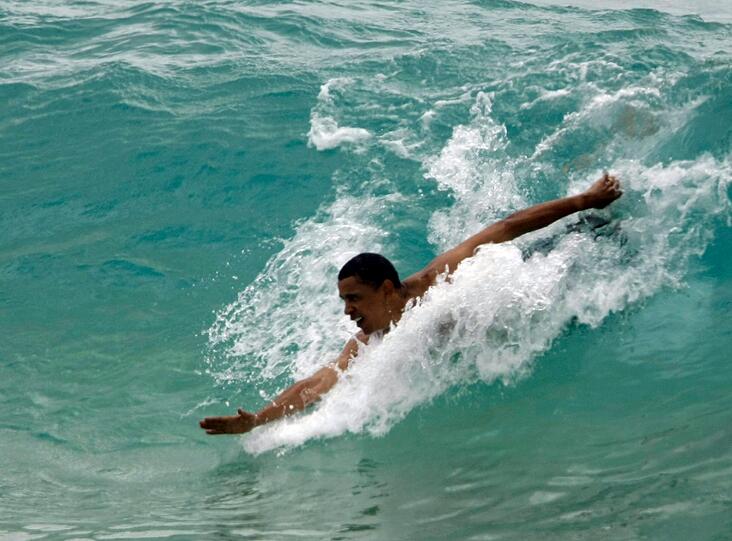 ...war es 2008, als der frisch gewählte Präsident Obama sich in Hawaii in die Fluten stürzte und...