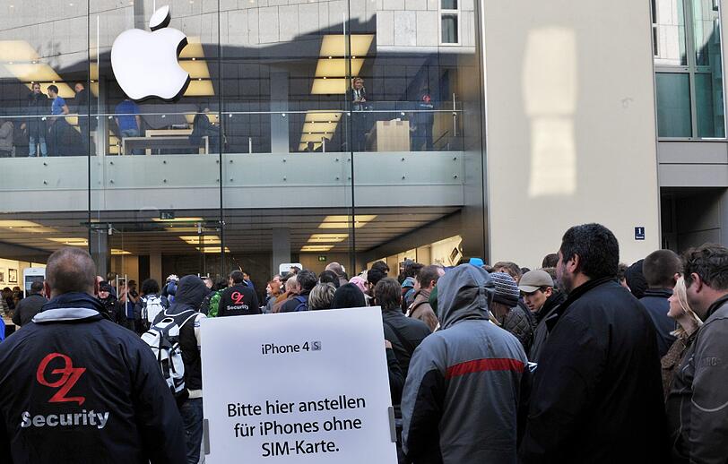 Stundenlanges Warten vor dem Apple Store in München.