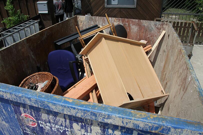 Nicht mehr zu retten: Ein Container mit Einrichtungsgegenständen, die das Wasser zerstört hat.