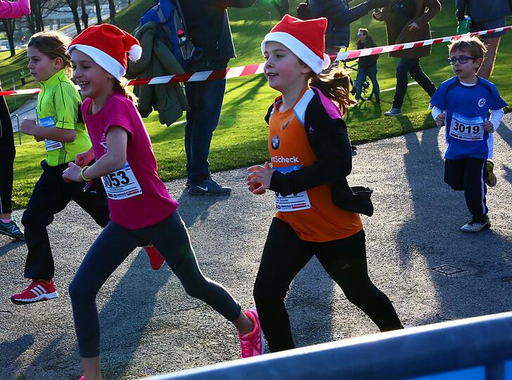 Am Samstag liefen mehr als 1.700 Münchner durch den Olympiapark. Die Bilder vom Nikolauslauf.