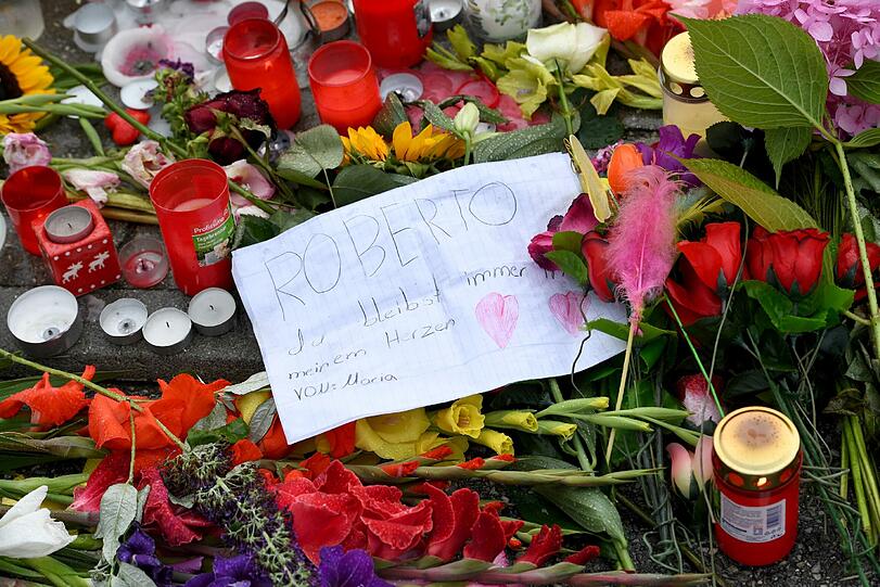 Anteilnahme vor dem OEZ: Am Montag nach der Schießerei trauern Münchner vor dem Einkaufszentrum und gedenken mit Bildern, Blumen und Schildern.