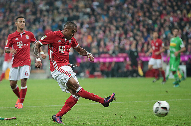 Douglas Costa trifft zum 2:0 für die Bayern. Danach folgte sein Selfie-Jubel. Die Bilder.