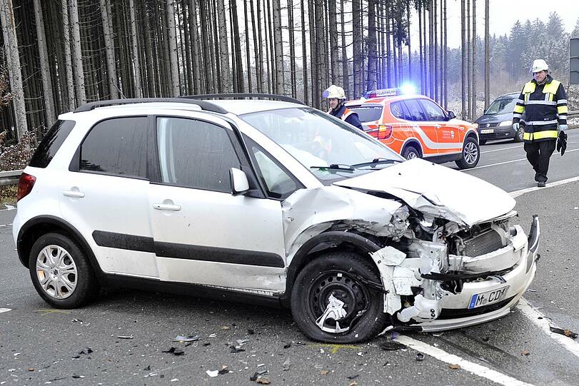 Bei dem heftigen Unfall erlitten drei Personen schwere Verletzungen.