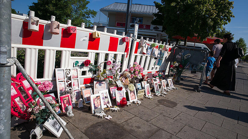 Ein Jahr danach: Bilder, Briefe und Blumen liegen am 21.07.2017 in der Nähe des Olympia-Einkaufszentrum an einem eingezäunten Bereich auf dem Gehweg.