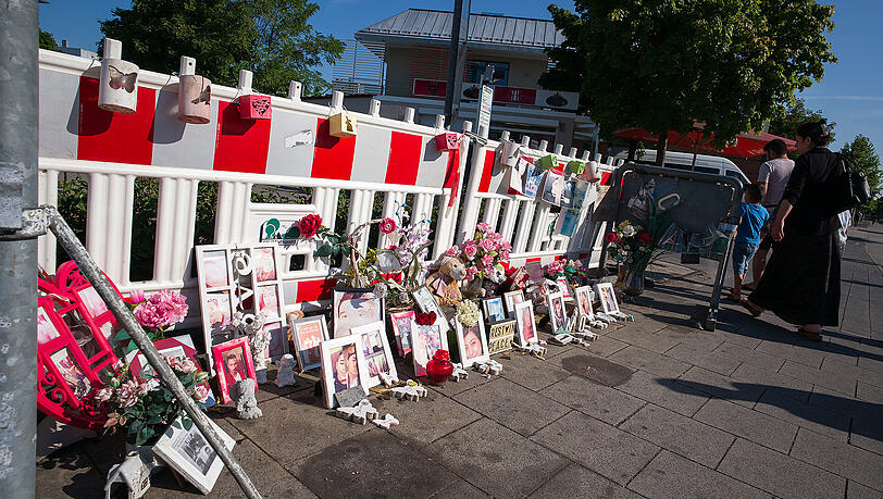Ein Jahr danach: Bilder, Briefe und Blumen liegen am 21.07.2017 in der Nähe des Olympia-Einkaufszentrum an einem eingezäunten Bereich auf dem Gehweg. Ein Jahr danach: Bilder, Briefe und Blumen liegen am 21.07.2017 in der Nähe des Olympia-Einkaufszentrum an einem eingezäunten Bereich auf dem Gehweg.