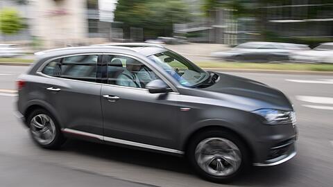 Ein SUV des Typs Borgward BX7 TS fährt in der Innenstadt. (Symbolbild)