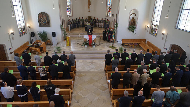 Hinter dem Altar singt der Gefangenenchor. Gefängnispfarrer Felix Walter begrüßt die Gäste. Hinter dem Altar singt der Gefangenenchor. Gefängnispfarrer Felix Walter begrüßt die Gäste.