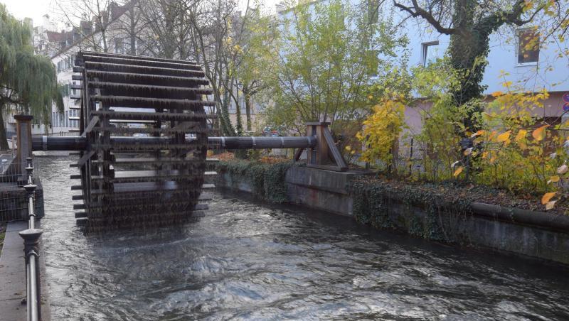 Ein Wasserrad dreht sich an einem Stadtkanal in Augsburg. Foto: Stefan Puchner/Archivbild Ein Wasserrad dreht sich an einem Stadtkanal in Augsburg. Foto: Stefan Puchner/Archivbild