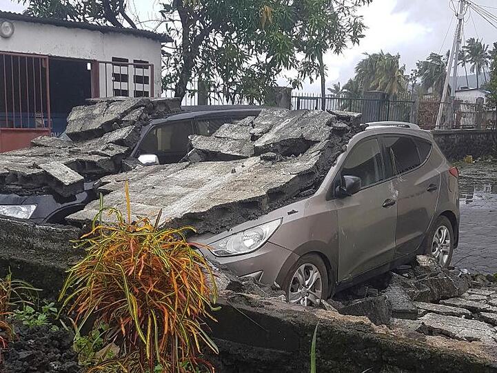 Beschädigte Autos stehen in Moroni auf dem Inselstaat der Komoren.