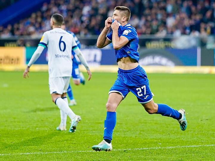 Hoffenheims Torschütze Andrej Kramaric jubelt über seinen Treffer gegen Schalke 04.
