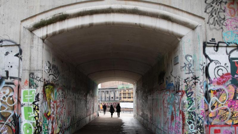 Menschen gehen durch die Unterführung zum Monbijoupark in Berlin-Mitte, in der Unbekannte eine Rose und eine Kerze abgelegt haben. Der 13-Jährige war hier bei einem Streit tödlich verletzt worden.