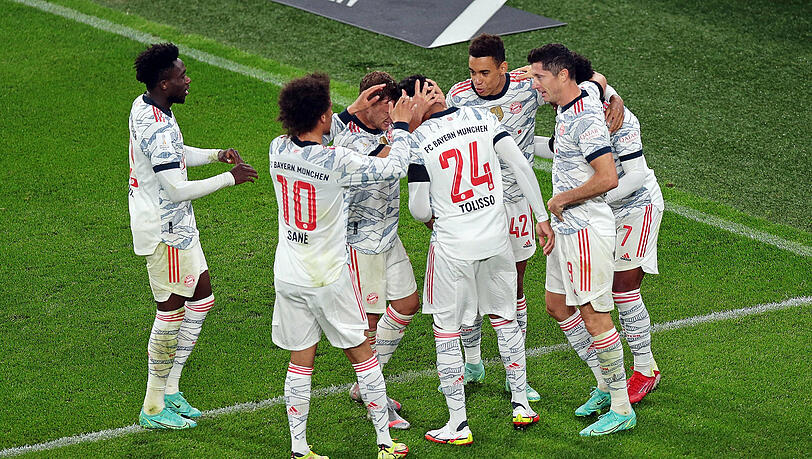 Der FC Bayern bejubelt den Treffer zum 3:1 durch Robert Lewandowski, den Corentin Tolisso vorbereitet hat.