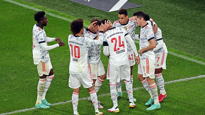 Der FC Bayern bejubelt den Treffer zum 3:1 durch Robert Lewandowski, den Corentin Tolisso vorbereitet hat.