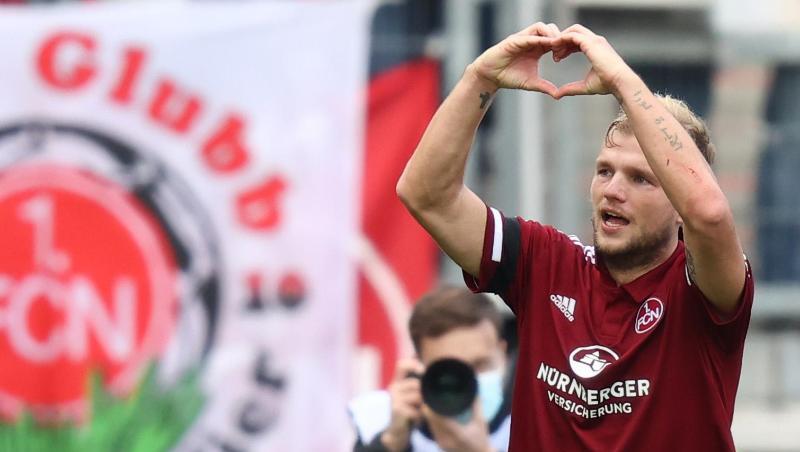 Der Nürnberger Johannes Geis jubelt über einen Treffer.