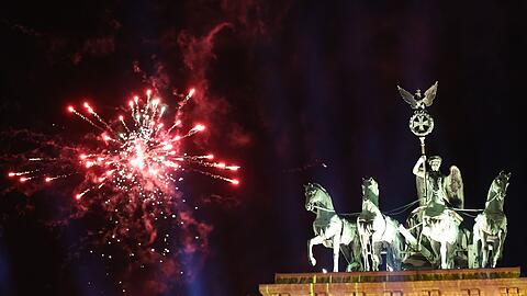 Feuerwerkskörper werden während der ZDF-Silvester-Show vor dem Brandenburger Tor abgefeuert.