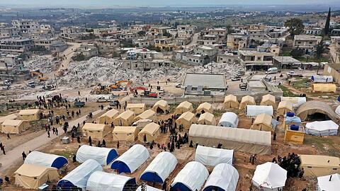 Freiwillige bauen Zelte für Familien in Harem (Syrien) auf, die bei dem verheerenden Erdbeben ihre Häuser verloren haben.