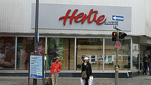 Die Angst geht um: Hertie-Filiale in Giesing. Die Angst geht um: Hertie-Filiale in Giesing.