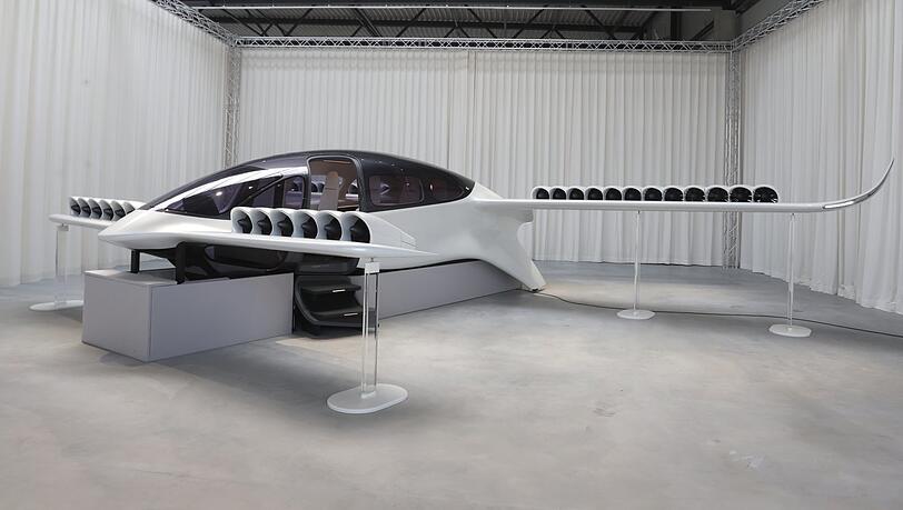 Ein vorläufiges Modell eines Lilium-Jets steht beim Luftfahrzeuge-Hersteller Lilium in einer Halle in Weßling. Das Fluggerät soll sieben Personen befördern können und ab 2026 als Lufttaxi vermarktet werden.