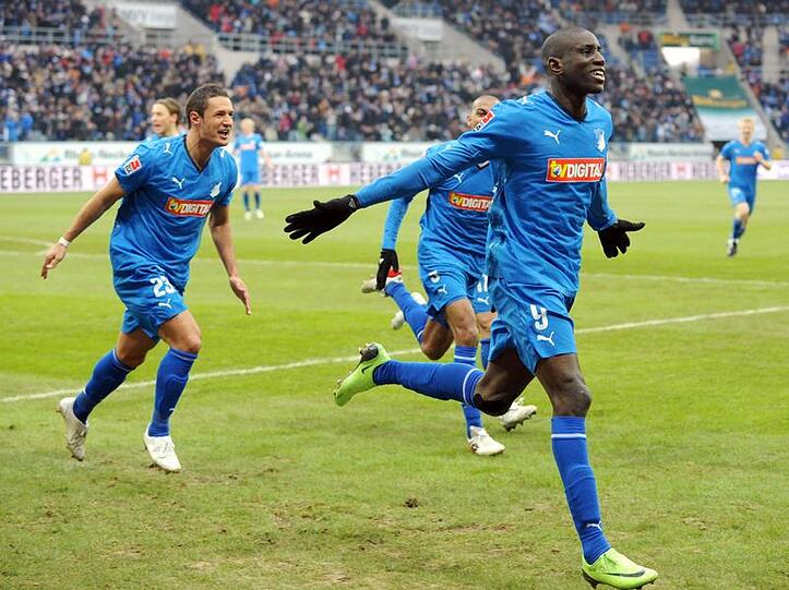 Der Hoffenheimer Demba Ba (r) bejubelt seinen Treffer zum 1:0.