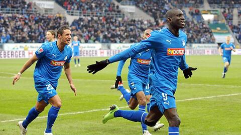 Der Hoffenheimer Demba Ba (r) bejubelt seinen Treffer zum 1:0.