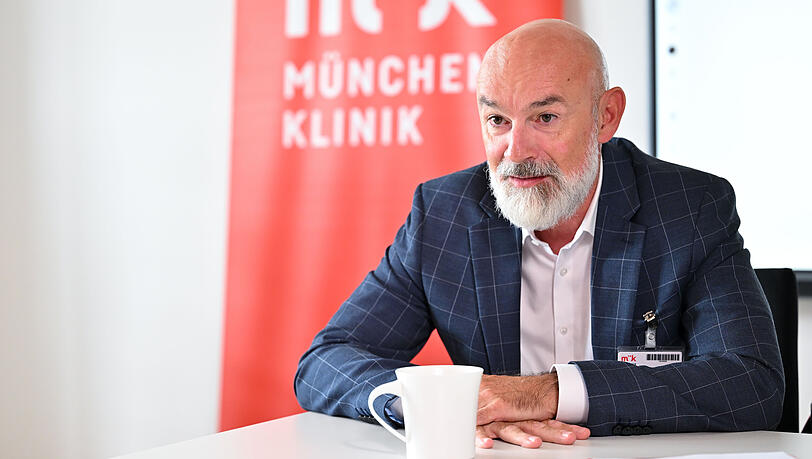 Klinik-Chef Götz Brodermann erklärt die Veränderungen, die bei der München Klinik anstehen. Klinik-Chef Götz Brodermann erklärt die Veränderungen, die bei der München Klinik anstehen.