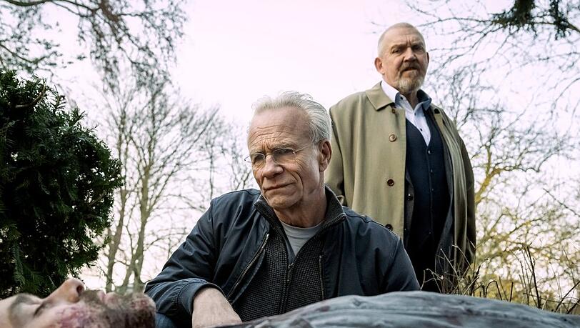 Die Kommissare Max Ballauf (Klaus J. Behrendt, li.) und Freddy Schenk (Dietmar Bär) übernehmen die Ermittlungen. Das Opfer ist Linus Makris (Bastian von Bömches). Die Kommissare Max Ballauf (Klaus J. Behrendt, li.) und Freddy Schenk (Dietmar Bär) übernehmen die Ermittlungen. Das Opfer ist Linus Makris (Bastian von Bömches).
