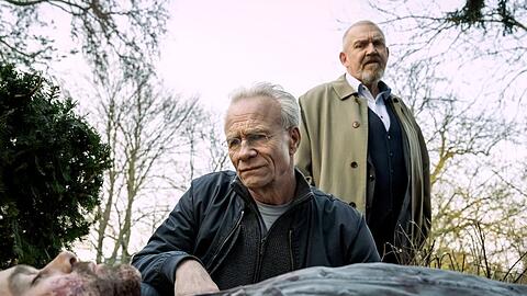 Die Kommissare Max Ballauf (Klaus J. Behrendt, li.) und Freddy Schenk (Dietmar B&auml;r) &uuml;bernehmen die Ermittlungen. Das Opfer ist Linus Makris (Bastian von B&ouml;mches).