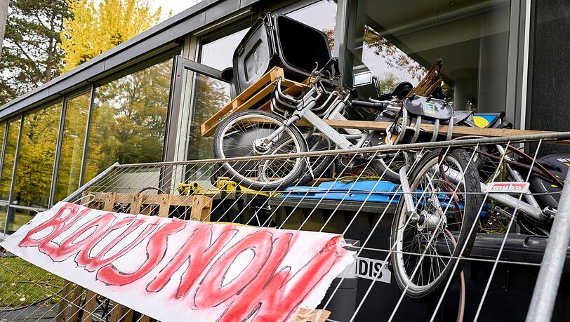 Studentinnen und Studenten blockierten am Mittwoch das Otto-Suhr-Institut der Freien Universität Berlin, um sich gegen Aufrüstung und Sozialkürzungen zu stellen. Die Aktion wurde von der Initiative "Gen Z regelt" organisiert. Studentinnen und Studenten blockierten am Mittwoch das Otto-Suhr-Institut der Freien Universität Berlin, um sich gegen Aufrüstung und Sozialkürzungen zu stellen. Die Aktion wurde von der Initiative "Gen Z regelt" organisiert.