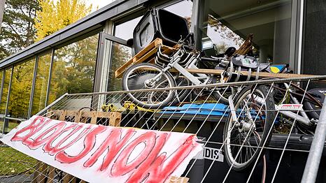 Studentinnen und Studenten blockierten am Mittwoch das Otto-Suhr-Institut der Freien Universit&auml;t Berlin, um sich gegen Aufr&uuml;stung und Sozialk&uuml;rzungen zu stellen. Die Aktion wurde von der Initiative "Gen Z regelt" organisiert.