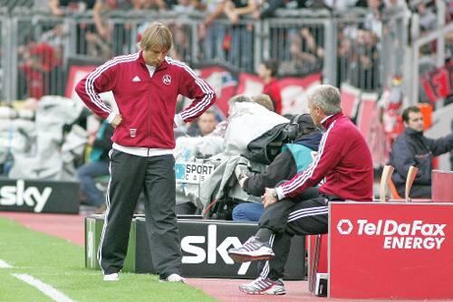 &bdquo;Herbst-Depression&ldquo; in Leverkusen: Trainer Michael Oenning ratlos an der Seitenlinie. Und Kapitän Raphael Schäfer gesteht: &bdquo;Teilweise wurden wir richtig vorgeführt.&ldquo;