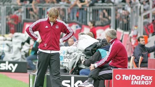 „Herbst-Depression“ in Leverkusen: Trainer Michael Oenning ratlos an der Seitenlinie. Und Kapitän Raphael Schäfer gesteht: „Teilweise wurden wir richtig vorgeführt.“ „Herbst-Depression“ in Leverkusen: Trainer Michael Oenning ratlos an der Seitenlinie. Und Kapitän Raphael Schäfer gesteht: „Teilweise wurden wir richtig vorgeführt.“