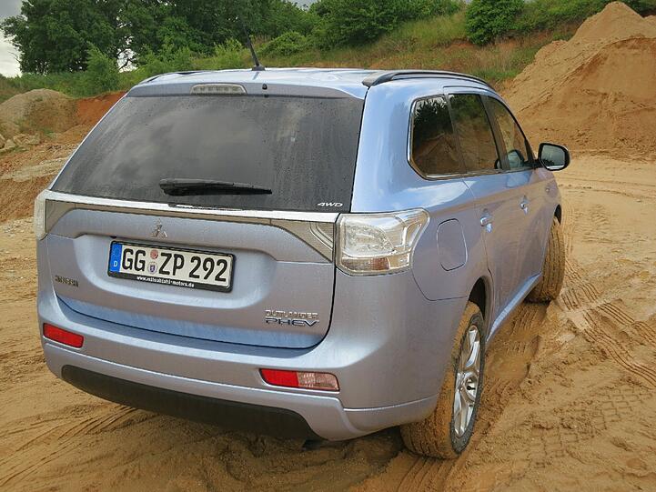 Geglättete Front, dank E-Motor auf der Hinterachse mit Allradantrieb: Der Mitsubishi Outlander PHEV glänzt mit zukunftsweisender Technik.