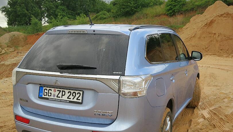 Geglättete Front, dank E-Motor auf der Hinterachse mit Allradantrieb: Der Mitsubishi Outlander PHEV glänzt mit zukunftsweisender Technik.