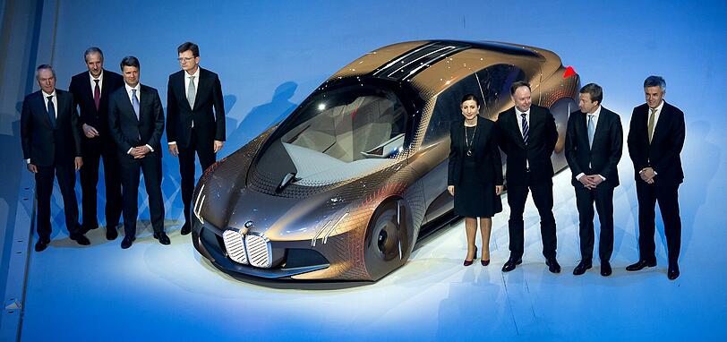 BMW-Boss Harald Krüger (3. v. l.) und seine Vorstandskollegen nach der Präsentation mit dem Konzeptauto BMW Vision Next 100.