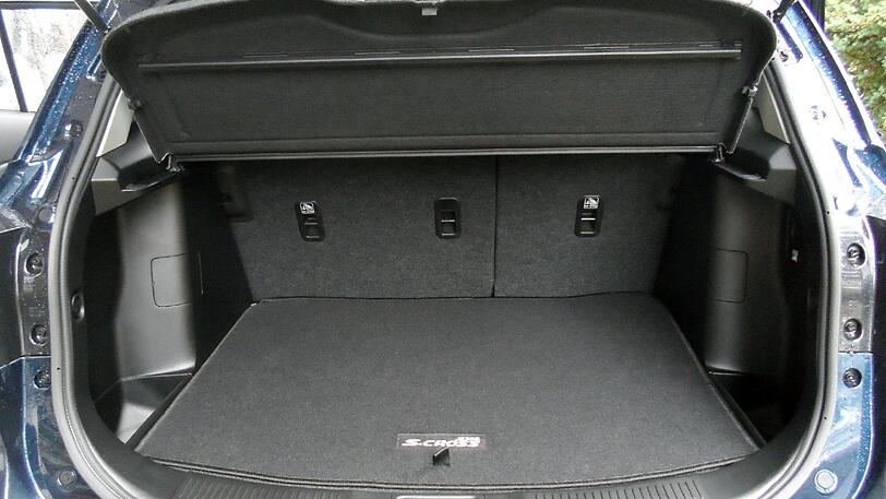 Der nach unten und vorne variable Kofferraum des Suzuki-Crossover ist alltagstauglich dimensioniert.