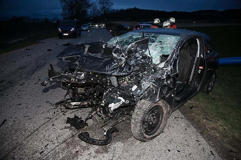 Bei dem Aufprall wurde der Motor aus dem Opel gerissen - die Bilder vom Bergungseinsatz am Sonntagabend.