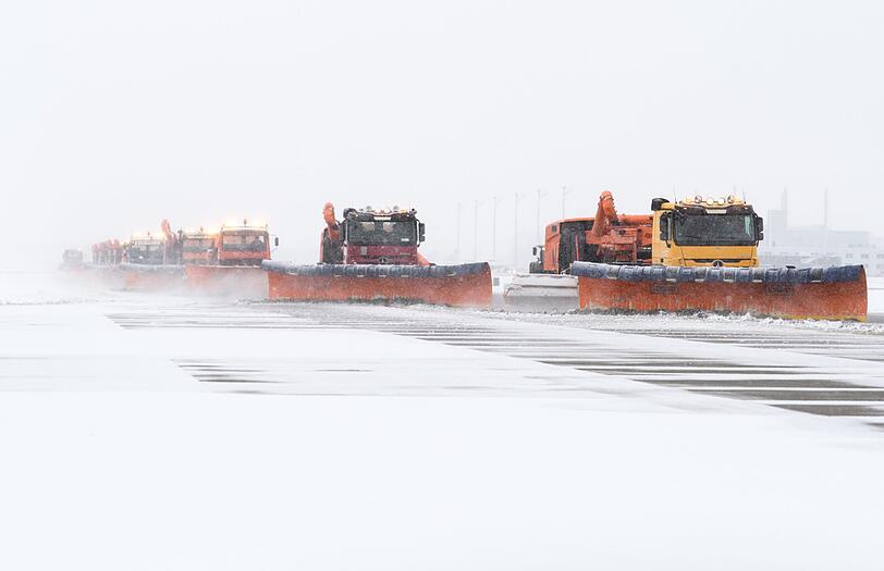 Auch Traktoren mit Schneeschaufeln waren am Terminal 2 auf dem Vorfeld im Einsatz.
