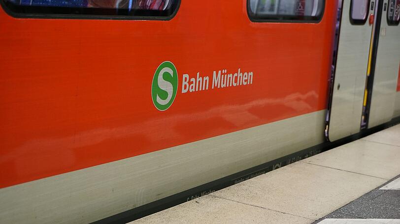 Die jungen Frauen verständigten aus der S-Bahn ihre Mütter. (Symbolbild)