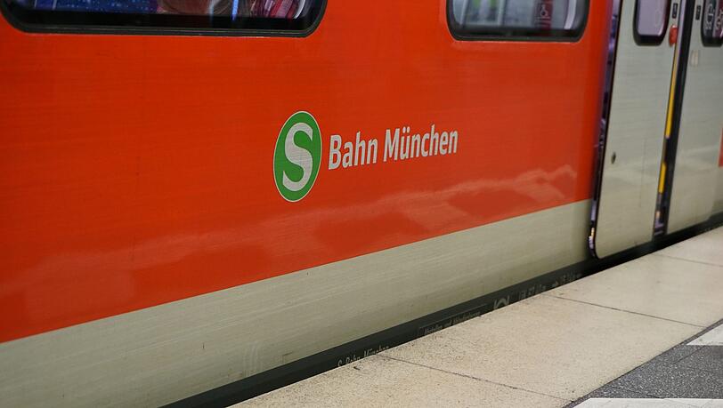 Die jungen Frauen verständigten aus der S-Bahn ihre Mütter. (Symbolbild) Die jungen Frauen verständigten aus der S-Bahn ihre Mütter. (Symbolbild)