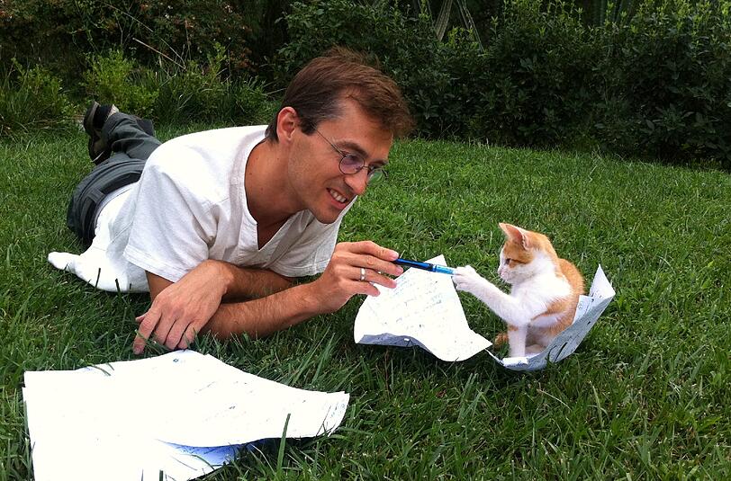 Eduardo Jáuregui mit seiner Katze.