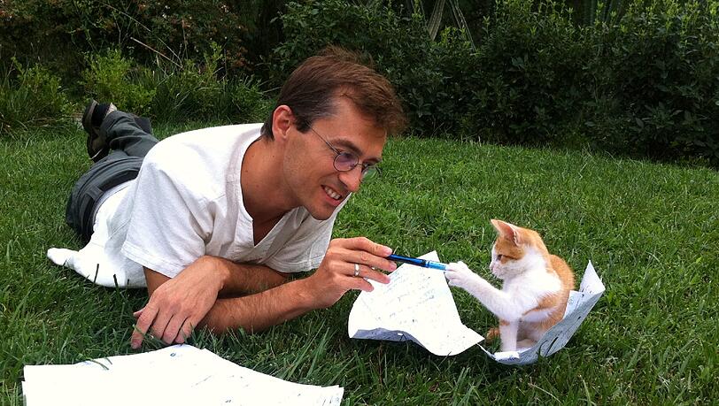 Eduardo Jáuregui mit seiner Katze. Eduardo Jáuregui mit seiner Katze.
