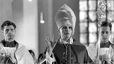 Joseph Ratzinger als Erzbischof der Erzdiözese München und Freising im Liebfrauendom. In dieser Zeit soll er in mehreren Fällen Priester mit Missbrauchsvergangenheit wissentlich im Bistum aufgenommen und eingesetzt haben.