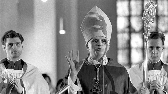 Joseph Ratzinger als Erzbischof der Erzdiözese München und Freising im Liebfrauendom. In dieser Zeit soll er in mehreren Fällen Priester mit Missbrauchsvergangenheit wissentlich im Bistum aufgenommen und eingesetzt haben.