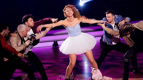 Anna Ermakova, Model, und Valentin Lusin, Profitänzer, tanzen in der RTL-Tanzshow "Let's Dance" im Coloneum.
