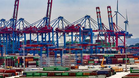 Der Wert der Exporte aus dem Hamburger Hafen betrug im Jahr 2022 51 Milliarden Euro. Im Jahr vor der Corona-Pandemie 2019 betrug der Wert der Ausfuhren den Angaben zufolge noch 53 Milliarden Euro.