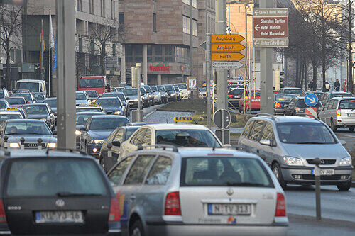 Schon jetzt die Nürnbergs Straßen, wie hier am Frauentorgraben, verstopft. Bis 2025 werden noch mehr Autos unterwegs sein.