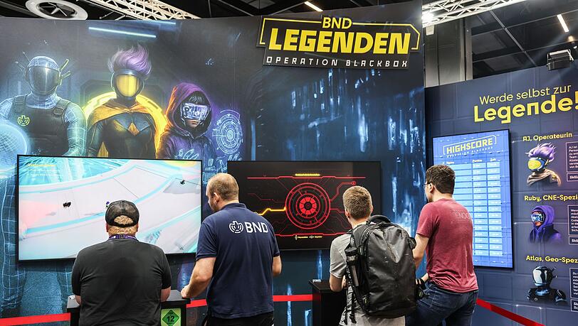 Gamescom-Besucher testen das BND-Computerspiel aus.