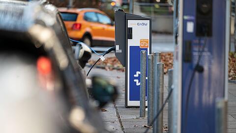 Fast jede zweite Kommune in Deutschland bietet keine öffentlich zugänglichen Ladestationen für E-Autos. (Symbolbild)